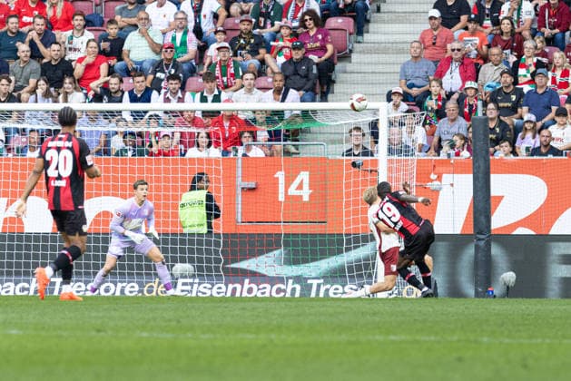 Deutschland: FC Augsburg vs Bayer 04 Leverkusen, 1. Bundesliga, Saison 2026 27, WWK Arena (Augsburg): Moussa Diaby, (Bayer Leverkusen, 19) schiesst den Ball knapp über das Tor Augsburg WWK Arena Bayern Deutschland *** Germany: FC Augsburg vs. Bayer 04 Leverkusen, Bundesliga 1, 2026–27 season, WWK Arena, Augsburg. Moussa Diaby of Bayer Leverkusen, 19, shoots the ball just over the goal at the WWK Arena in Augsburg, Bavaria, Germany. Copyright: xBenedictxChristx