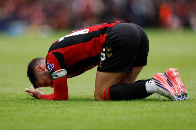 Adam Smith of Bouremouth goes down with an injury AFC Bournemouth v Brentford, Premier League, Football, Football, Vitality Stadium, Bournemouth, UK - 12 Sep 2026Bournemouth Vitality Stadium United Kingdom EDITORIAL USE ONLY No use with unauthorised audio, video, data, fixture lists, club league logos or live services. Online in-match use limited to 120 images, no video emulation. No use in betting, games or single club league player publications.  Copyright: xWillxCooper Shutterstockx 17144545ad
