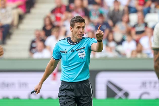 Schiedsrichter Daniel Siebert gestikuliert, Gesten, Gestik, GER, FC Augsburg vs. Bayer 04 Leverkusen, Fussball, Bundesliga, 3. Spieltag, Saison 2026 2027, 12.09.2026, DFL DFB REGULATIONS PROHIBIT ANY USE OF PHOTOGRAPHS as IMAGE SEQUENCES and or QUASI-VIDEO, GER, FC Augsburg vs. Bayer 04 Leverkusen, Fussball, Bundesliga, 3. Spieltag, Saison 2026 2027, 12.09.2026 Augsburg *** Referee Daniel Siebert gesturing, gestures, GER, FC Augsburg vs. Bayer 04 Leverkusen, soccer, Bundesliga, Matchday 3, 2026–2027 season, September 12, 2026, DFL and DFB regulations prohibit any use of photographs as image sequences and or quasi-video, GER, FC Augsburg vs. Bayer 04 Leverkusen, soccer, Bundesliga, Matchday 3, 2026–2027 season, September 12, 2026, Augsburg Copyright: xEibner-Pressefoto JennixMaulx EP_JML