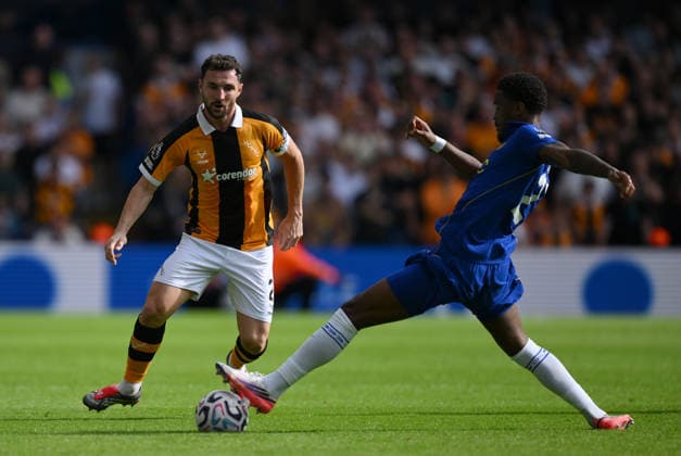Chelsea v Hull City Premier League Chelsea s Jorrel Hato (right) and Hull City s Lewie Coyle during the Premier League match at Stamford Bridge, London 12 09 2026 UK Newspapers OUT Copyright: xDanielxHamburyx FIL-23926-0115
