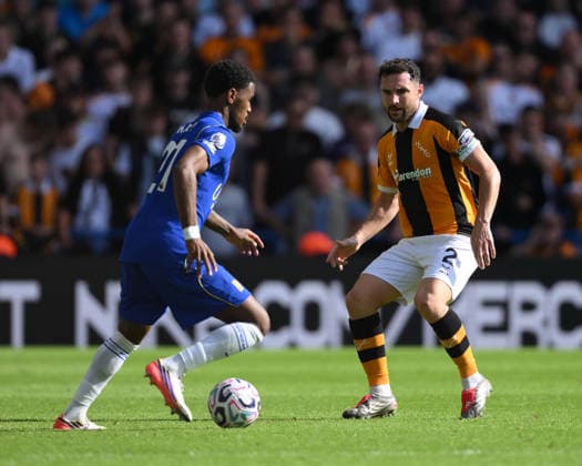Chelsea v Hull City Premier League Chelsea s Jorrel Hato (left) and Hull City s Lewie Coyle during the Premier League match at Stamford Bridge, London 12 09 2026 UK Newspapers OUT Copyright: xDanielxHamburyx FIL-23926-0116