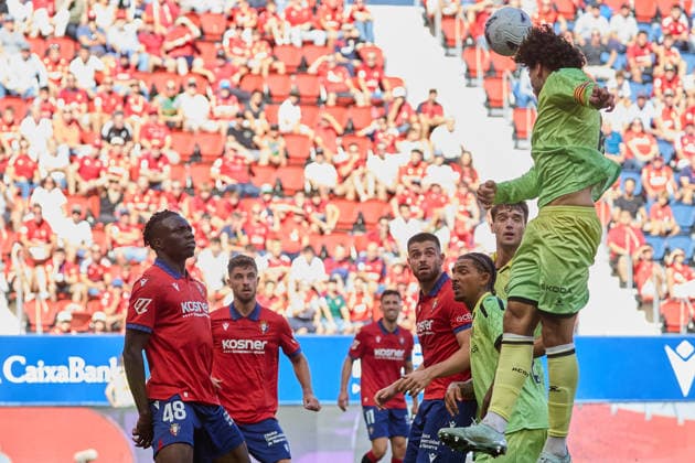 LaLiga EA Sports 2026-27: CA Osasuna vs. RCD Espanyol. Leandro Cabrera (6, ESP) takes a shot during the LaLiga EA Sports match between CA Osasuna and RCD Espanyol played at El Sadar in Pamplona. Rockson Yeboah (48, OSA L), Iker Munoz 8 OSA, Inigo Arguibide 27 OSA, Tyrhys Dolan 24 ESP, and Urko González de Zarate 4 ESP R are also visible in the image. Credit: Inigo Alzugaray, Agencia LOF, Pamplona. LaLiga EA Sports 2026–27 CA Osasuna vs. RCD Espanyol Copyright: xCredit:xInigoxAlzugarayx xAgencix
