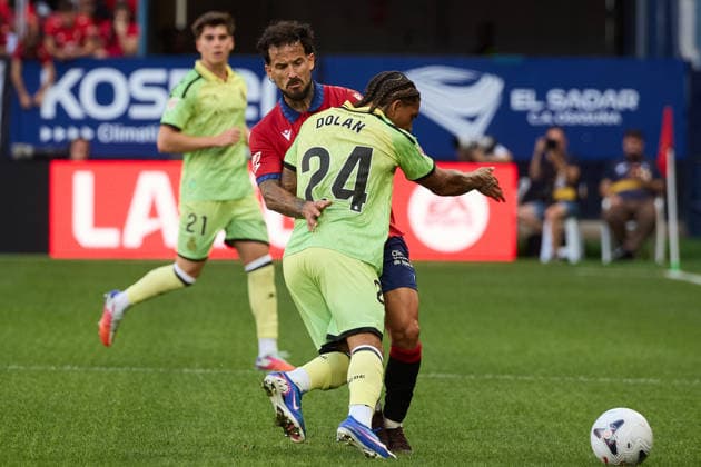 LaLiga EA Sports 2026-27 CA Osasuna vs. RCD Espanyol Ante Budimir (17, OSA) battles for the ball with Tyrhys Dolan (24, ESP) during the LaLiga EA Sports match between CA Osasuna and RCD Espanyol played at El Sadar in Pamplona. Roger Hinojo (21, ESP) is also visible in the image. Credit: Inigo Alzugaray, Agencia LOF, Pamplona. LaLiga EA Sports 2026–27: CA Osasuna vs. RCD Espanyol Copyright: xCredit:xInigoxAlzugarayx xAgencix