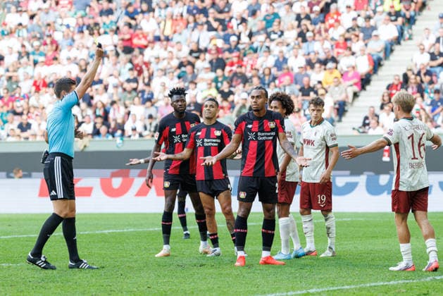 Daniel Siebert (Schiedsrichter:in) zeigt Facundo Medina (2, Bayer 04 Leverkusen) die gelbe Karte beim Spiel zwischen FC Augsburg v Bayer 04 Leverkusen, Fussball, Herren, Bundesliga, 2026 2027, 3.Spieltag am 12.09.2026 in Augsburg, WWK ARENA. DFL and DFB regulations prohibit any use of photographs as image sequences and or quasi-video. Bayern Deutschland *** Referee Daniel Siebert shows Facundo Medina (No. 2, Bayer 04 Leverkusen) a yellow card during the match between FC Augsburg and Bayer 04 Leverkusen, soccer, men’s, Bundesliga, 2026–2027, Matchday 3 on September 12, 2026, in Augsburg, WWK ARENA. DFL and DFB regulations prohibit any use of photographs as image sequences and or quasi-video. Bavaria, Germany