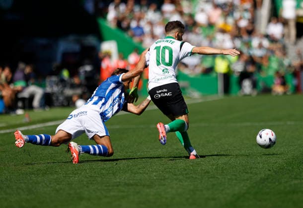 Real Racing Club de Santander v Deportivo Alaves - LaLiga EA Sports 2026 27 Inigo Vicente of Racing de Santander competes for the ball with Nahuel Tenaglia of Deportivo Alaves during the LaLiga EA Sports match between Racing de Santander and Deportivo Alaves at El Sardinero Stadium in Santander, Spain, on September 12, 2026. Santander Cantabria Spain  Copyright: xDavidxFernandezx originalFilename:fern__ndez-racingde260912_npC19.jpg