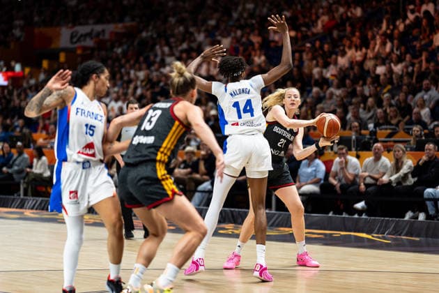 Marie Guelich (Germany), 21, passes to Leonie Fiebich (Germany), 13, Dominique Malonga (France), 14, GER, France vs. Germany, basketball, 2026 FIBA Women s World Cup, Semifinal, September 12, 2026 GER, France vs. Germany, Basketball, 2026 FIBA Women’s World Cup, Semifinal, September 12, 2026 Berlin Copyright: xEibner-Pressefoto MaxxVincenx EP_MVN