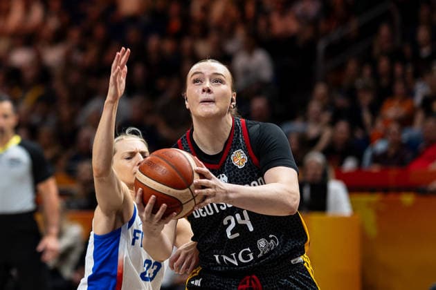 Lina Sontag, Germany, 24, making a layup; Marine Johannes, France, 23, GER, France vs. Germany, Basketball, 2026 FIBA Women s World Cup, Semifinal, September 12, 2026, GER, France vs. Germany, Basketball, 2026 FIBA Women’s World Cup, Semifinal, September 12, 2026, Berlin Copyright: xEibner-Pressefoto MaxxVincenx EP_MVN