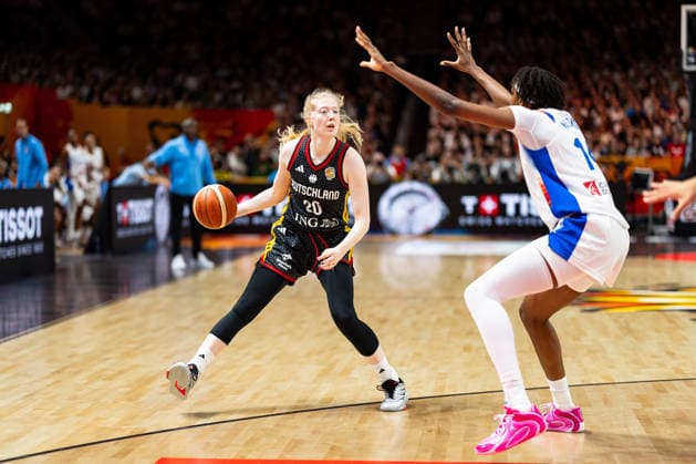 Frieda Buehner (Germany), 20, dribbling past Dominique Malonga (France), 14, GER, France vs. Germany, Basketball, 2026 FIBA Women s World Cup, Semifinals, September 12, 2026, GER, France vs. Germany, Basketball, FIBA Women’s World Cup 2026, Semifinals, September 12, 2026, Berlin Copyright: xEibner-Pressefoto MaxxVincenx EP_MVN