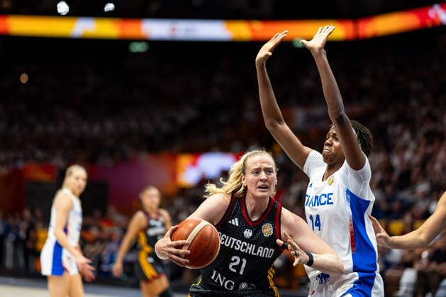 Marie Guelich (Germany), No. 21, dribbling; Dominique Malonga (France), No. 14; GER, France vs. Germany, Basketball, 2026 FIBA Women’s World Cup, Semifinals, September 12, 2026, GER, France vs. Germany, Basketball, FIBA Women s World Cup 2026, Semifinals, September 12, 2026, Berlin Copyright: xEibner-Pressefoto MaxxVincenx EP_MVN
