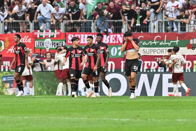 1. Fussball Bundesliga: FC Augsburg - Bayer 04 Leverkusen, 12.09.2026 AUGSBURG, GERMANY; 12. SEPTEMBER: Hängende Köpfe bei den Gästen nach dem Tor der Augsburger zum 2-1 durch Michael GREGORITSCH (FC Augsburg 11) Tor Torschuetze Freude Happy während dem Match der Bundesliga zwischen dem FC Augsburg und Bayer 04 Leverkusen am 3. Spieltag in der WWK-Arena DFL REGULATIONS PROHIBIT ANY USE OF PHOTOGRAPHS AS IMAGE SEQUENCES AND OR QUASI-VIDEO *** 1 Bundesliga Soccer FC Augsburg vs. Bayer 04 Leverkusen, September 12, 2026, AUGSBURG, GERMANY SEPTEMBER 12 The visiting players hang their heads after Augsburg’s goal to make it 2–1, scored by Michael GREGORITSCH FC Augsburg 11 Goal Scorer Joy Happy during the Bundesliga match between FC Augsburg and Bayer 04 Leverkusen on Matchday 3 at the WWK Arena. DFL regulations prohibit any use of photographs as image sequences and or quasi-video. Copyright: xBEAUTIFULxSPORTS Goldbergx