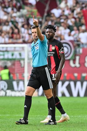 1. Fussball Bundesliga: FC Augsburg - Bayer 04 Leverkusen, 12.09.2026 AUGSBURG, GERMANY; 12. SEPTEMBER: Referee Daniel SIEBERT nimmt den Ausgleich der Leverkusener nach Videobeweis zurück während dem Match der Bundesliga zwischen dem FC Augsburg und Bayer 04 Leverkusen am 3. Spieltag in der WWK-Arena DFL REGULATIONS PROHIBIT ANY USE OF PHOTOGRAPHS AS IMAGE SEQUENCES AND OR QUASI-VIDEO *** 1 Bundesliga: FC Augsburg vs. Bayer 04 Leverkusen, September 12, 2026, AUGSBURG, GERMANY September 12 Referee Daniel SIEBERT overturns Leverkusen’s equalizer following a video review during the Bundesliga match between FC Augsburg and Bayer 04 Leverkusen on Matchday 3 at the WWK Arena. DFL REGULATIONS PROHIBIT ANY USE OF PHOTOGRAPHSOGRAPHS AS IMAGE SEQUENCES AND OR QUASI-VIDEO Copyright: xBEAUTIFULxSPORTS Goldbergx