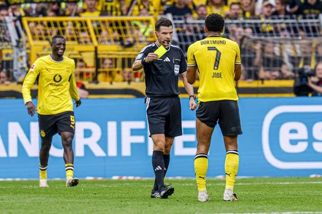 DORTMUND - Referee Harm Osmers shows a yellow card to Jobe Bellingham of Borussia Dortmund during the Bundesliga match between Borussia Dortmund and SC Paderborn 07 at Signal Iduna Park on September 12, 2026, in Dortmund, Germany. MARCEL TER BALS ANP Bundesliga 2026 27 xVIxANPxSportx xMarcelxterxBalsxIVx 568306008 originalFilename: 568306008.jpg