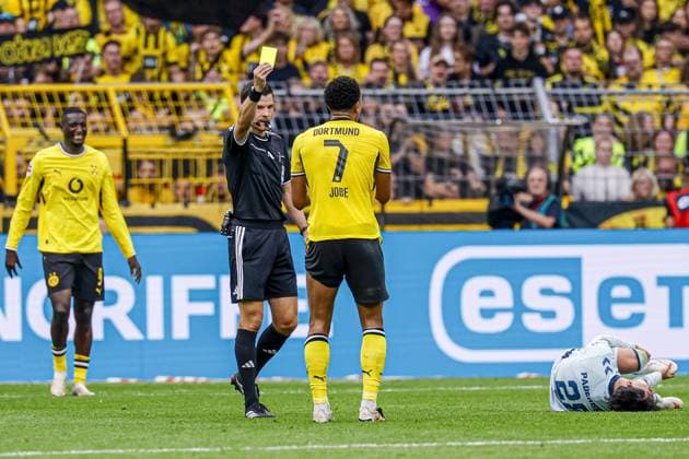 DORTMUND - Referee Harm Osmers shows a yellow card to Jobe Bellingham of Borussia Dortmund during the Bundesliga match between Borussia Dortmund and SC Paderborn 07 at Signal Iduna Park on September 12, 2026, in Dortmund, Germany. MARCEL TER BALS ANP Bundesliga 2026 27 xVIxANPxSportx xMarcelxterxBalsxIVx 568306018 originalFilename: 568306018.jpg