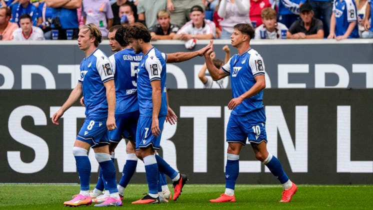 Spieler der TSG 1899 Hoffenheim jubeln mit Adam Hlozek (Hoffenheim, 10, rechts) über das Tor zum 2:1, Jubel, Torjubel, Torerfolg, celebrate the goal, goal, celebration, jubelt ueber das Tor, Freuen, Freude, freut sich, optimistisch, positiv, Spielszene, Highlight, Action, Aktion, 12.09.2026, Sinsheim (Deutschland), Fussball, Bundesliga, TSG 1899 Hoffenheim - VfB Stuttgart, DFB DFL REGULATIONS PROHIBIT ANY USE OF PHOTOGRAPHS AS IMAGE SEQUENCES AND OR QUASI-VIDEO. *** TSG 1899 Hoffenheim players celebrate with Adam Hlozek Hoffenheim, 10, on the right after scoring the 2–1 goal, Celebration, goal celebration, goal scored, celebrate the goal, goal, celebration, celebrating the goal, joy, happiness, happy, optimistic, positive, game scene, highlight, action, 12 09 2026, Sinsheim, Germany, soccer, Bundesliga, TSG 1899 Hoffenheim vs. VfB Stuttgart, DFB and DFL regulations prohibit any use of photographs as image sequences and or quasi-video xozx
