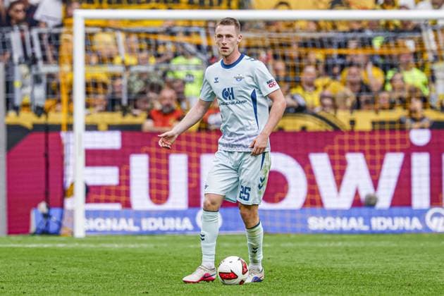 DORTMUND - Tjark Scheller of SC Paderborn 07 runs with the ball during the Bundesliga match between Borussia Dortmund and SC Paderborn 07 at Signal Iduna Park on September 12, 2026, in Dortmund, Germany. MARCEL TER BALS ANP Bundesliga 2026 27 xVIxANPxSportx xMarcelxterxBalsxIVx 568306705 originalFilename: 568306705.jpg