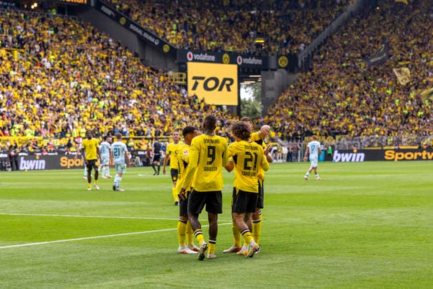 12.09.2026, Fussball, 3. Spieltag der 1. Fussball Bundesliga, Borussia Dortmund - SC Paderborn. Die Spieler des BVB bejubeln das Tor zum vermeintlichen 2:0. Dortmund Signal Iduna Park NRW Deutschland xRHR-FOTO DEx *** September 12, 2026, Soccer, Matchday 3 of the 1. Bundesliga, Borussia Dortmund vs. SC Paderborn. BVB players celebrate the goal that put them up 2–0. Dortmund, Signal Iduna Park, North Rhine-Westphalia, Germany. xRHR PHOTO DEx Copyright: DennisxEwert RHR-FOTOx RHR-FOTO DE