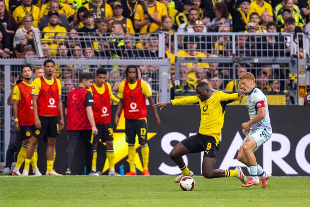 12.09.2026, Fussball, 3. Spieltag der 1. Fussball Bundesliga, Borussia Dortmund - SC Paderborn. v. l. Serhou Guirassy (Borussia Dortmund), Laurin Curda (SC Paderborn 07). Dortmund Signal Iduna Park NRW Deutschland xRHR-FOTO DEx *** September 12, 2026, Soccer, Matchday 3 of the 1. Bundesliga, Borussia Dortmund vs. SC Paderborn: Serhou Guirassy (Borussia Dortmund), Laurin Curda (SC Paderborn 07), Dortmund, Signal Iduna Park, North Rhine-Westphalia, Germany, xRHR, PHOTO DEx Copyright: DennisxEwert RHR-FOTOx RHR-FOTO DE