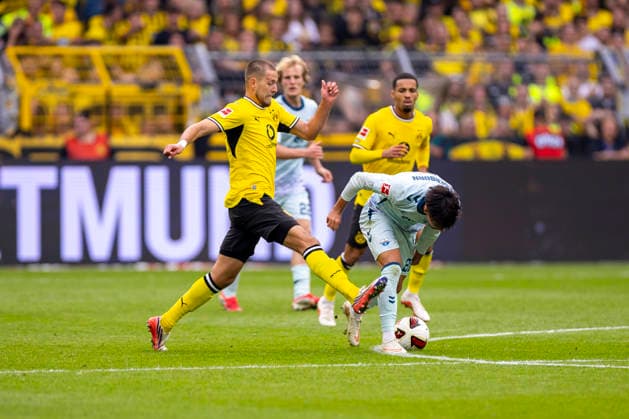 12.09.2026, Fussball, 3. Spieltag der 1. Fussball Bundesliga, Borussia Dortmund - SC Paderborn. v. l. Waldemar Anton (Borussia Dortmund), Laurin Ulrich (SC Paderborn 07). Dortmund Signal Iduna Park NRW Deutschland xRHR-FOTO DEx *** September 12, 2026, Soccer, Matchday 3 of the 1. Bundesliga, Borussia Dortmund vs. SC Paderborn, Waldemar Anton (Borussia Dortmund), Laurin Ulrich (SC Paderborn 07), Dortmund, Signal Iduna Park, North Rhine-Westphalia, Germany, xRHR, PHOTO DEx Copyright: DennisxEwert RHR-FOTOx RHR-FOTO DE