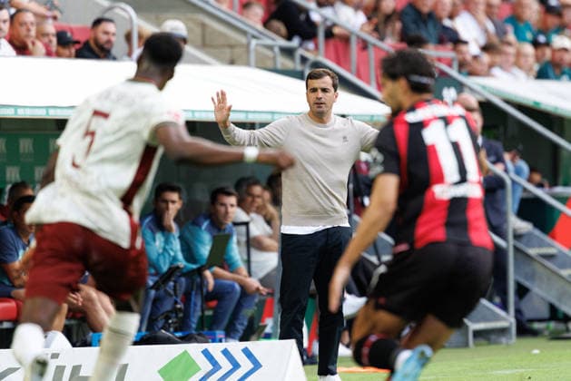 Carles Martinez (Trainer:in, Bayer 04 Leverkusen) gestikuliert beim Spiel zwischen FC Augsburg v Bayer 04 Leverkusen, Fussball, Herren, Bundesliga, 2026 2027, 3.Spieltag am 12.09.2026 in Augsburg, WWK ARENA. DFL and DFB regulations prohibit any use of photographs as image sequences and or quasi-video. Bayern Deutschland *** Carles Martinez, coach of Bayer 04 Leverkusen, gestures during the match between FC Augsburg and Bayer 04 Leverkusen, soccer, men s, Bundesliga, 2026–2027, Matchday 3 on September 12, 2026, in Augsburg, WWK ARENA. DFL and DFB regulations prohibit any use of photographs as image sequences and or quasi-video. Bavaria, Germany