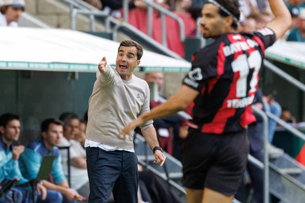 Carles Martinez (Trainer:in, Bayer 04 Leverkusen) gestikuliert beim Spiel zwischen FC Augsburg v Bayer 04 Leverkusen, Fussball, Herren, Bundesliga, 2026 2027, 3.Spieltag am 12.09.2026 in Augsburg, WWK ARENA. DFL and DFB regulations prohibit any use of photographs as image sequences and or quasi-video. Bayern Deutschland *** Carles Martinez, coach of Bayer 04 Leverkusen, gestures during the match between FC Augsburg and Bayer 04 Leverkusen, soccer, men s, Bundesliga, 2026–2027, Matchday 3 on September 12, 2026, in Augsburg, WWK ARENA. DFL and DFB regulations prohibit any use of photographs as image sequences and or quasi-video. Bavaria, Germany