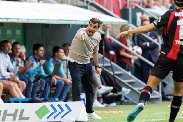Carles Martinez (Trainer:in, Bayer 04 Leverkusen) gestikuliert beim Spiel zwischen FC Augsburg v Bayer 04 Leverkusen, Fussball, Herren, Bundesliga, 2026 2027, 3.Spieltag am 12.09.2026 in Augsburg, WWK ARENA. DFL and DFB regulations prohibit any use of photographs as image sequences and or quasi-video. Bayern Deutschland *** Carles Martinez, coach of Bayer 04 Leverkusen, gestures during the match between FC Augsburg and Bayer 04 Leverkusen, soccer, men s, Bundesliga, 2026–2027, Matchday 3 on September 12, 2026, in Augsburg, WWK ARENA. DFL and DFB regulations prohibit any use of photographs as image sequences and or quasi-video. Bavaria, Germany
