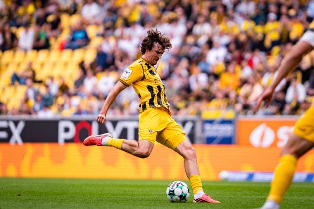 Louis Köster, Alemannia Aachen, 08, with Mika Schroers setting up the 1-0 goal for Alemannia Aachen, 27 TSV Alemannia Aachen vs. SSV Jahn Regensburg, Soccer, 3rd Division, Matchday 5, 2026–2027 Season, September 12, 2026 DFB regulations prohibit any use of photographs as image sequences and or quasi-video TSV Alemannia Aachen vs. SSV Jahn Regensburg, soccer, 3rd Division, Matchday 5, 2026–2027 Season, September 12, 2026, Aachen Copyright: xEibner-Pressefoto J.xDerondeaux EP_JDU