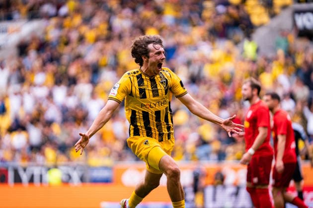 Louis Köster, Alemannia Aachen, 08 celebrates the 1–0 goal by Mika Schroers, Alemannia Aachen, 27 TSV Alemannia Aachen vs. SSV Jahn Regensburg, soccer, 3rd Division, Matchday 5, 2026–2027 season, September 12, 2026 DFB regulations prohibit any use of photographs as image sequences and or quasi-video TSV Alemannia Aachen vs. SSV Jahn Regensburg, Soccer, 3rd League, Matchday 5, 2026–2027 Season, September 12, 2026, Aachen Copyright: xEibner-Pressefoto J.xDerondeaux EP_JDU