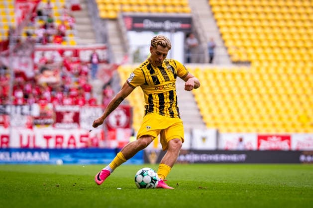 Free kick by Jonas Oehmichen, Alemannia Aachen, 44 TSV Alemannia Aachen vs. SSV Jahn Regensburg, soccer, 3rd Division, Matchday 5, 2026–2027 season, September 12, 2026 DFB regulations prohibit any use of photographs as image sequences and or quasi-video TSV Alemannia Aachen vs. SSV Jahn Regensburg, soccer, 3rd Division, Matchday 5, 2026–2027 season, September 12, 2026, Aachen Copyright: xEibner-Pressefoto J.xDerondeaux EP_JDU