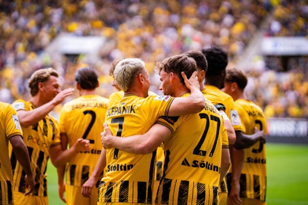 The team celebrates Mika Schroers 1-0 goal for Alemannia Aachen, 27 TSV Alemannia Aachen vs. SSV Jahn Regensburg, soccer, 3rd Division, Matchday 5, 2026–2027 season, September 12, 2026 DFB regulations prohibit any use of photographs as image sequences and or quasi-video TSV Alemannia Aachen vs. SSV Jahn Regensburg, soccer, 3rd Division, Matchday 5, 2026–2027 Season, September 12, 2026, Aachen Copyright: xEibner-Pressefoto J.xDerondeaux EP_JDU