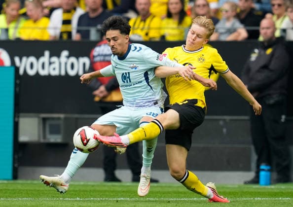 Laurin Ulrich (SC Paderborn 07, 28) im Zweikampf mit Daniel Jonathan Svensson (Borussia Dortmund, 24) GER, Borussia Dortmund vs SC Paderborn 07, 1. Bundesliga, 3. Spieltag, Saison 2026-27, Signal Iduna Park, Dortmund, 12.09.2026 DFL REGULATIONS PROHIBIT ANY USE OF PHOTOGRAPHS AS IMAGE SEQUENCES AND OR QUASI-VIDEO GER, Borussia Dortmund vs SC Paderborn 07, 1. Bundesliga, 3. Spieltag, Saison 2026-27, 12.09.2026 Dortmund *** Laurin Ulrich (SC Paderborn 07, 28) in a tackle with Daniel Jonathan Svensson (Borussia Dortmund, 24, GER), Borussia Dortmund vs. SC Paderborn 07, Bundesliga 1, Matchday 3, 2026–27 Season, Signal Iduna Park, Dortmund, September 12, 2026. DFL regulations prohibit any use of photographs as image sequences and or quasi-video. GER, Borussia Dortmund vs. SC Paderborn 07, Bundesliga 1, Matchday 3, 2026–27 season, September 12, 2026, Dortmund Copyright: xEibner-Pressefoto ScottxColemanx EP_SCN