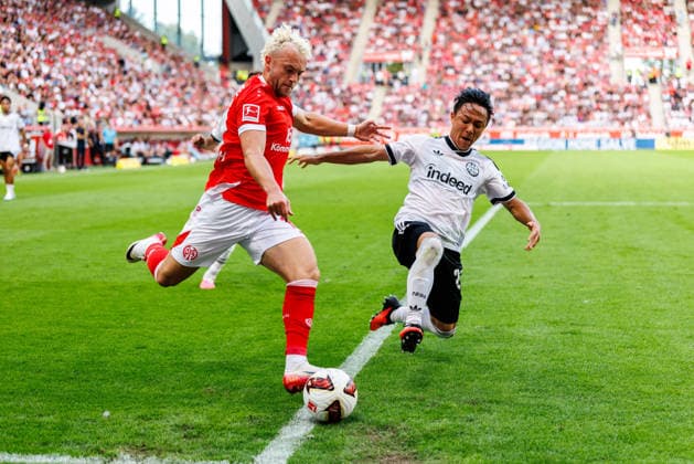 MAINZ, GERMANY - SEPTEMBER 12: Benedict Hollerbach (1. FSV Mainz 05, 17) and Keita Kosugi (Eintracht Frankfurt, 26) compete for the ball during the Bundesliga match between 1. FSV Mainz 05 vs. Eintracht Frankfurt at MEWA Arena on matchday 3 of the 1. Bundesliga on September 12, 2026 in Mainz, Germany. DFL REGULATIONS PROHIBIT ANY USE OF PHOTOGRAPHS AS IMAGE SEQUENCES AND OR QUASI-VIDEO. Rhineland-Palatinate Germany Copyright: xStephanxHahnex