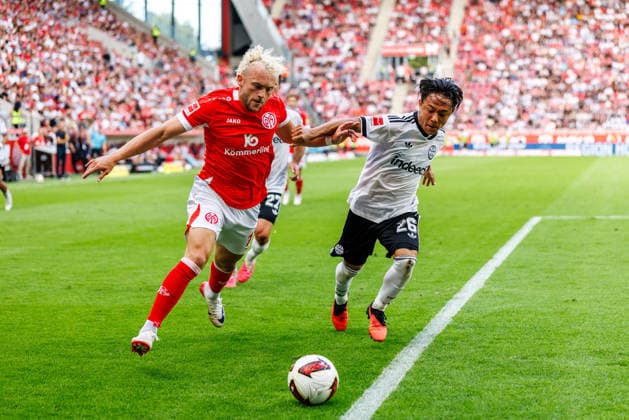 MAINZ, GERMANY - SEPTEMBER 12: Benedict Hollerbach (1. FSV Mainz 05, 17) and Keita Kosugi (Eintracht Frankfurt, 26) compete for the ball during the Bundesliga match between 1. FSV Mainz 05 vs. Eintracht Frankfurt at MEWA Arena on matchday 3 of the 1. Bundesliga on September 12, 2026 in Mainz, Germany. DFL REGULATIONS PROHIBIT ANY USE OF PHOTOGRAPHS AS IMAGE SEQUENCES AND OR QUASI-VIDEO. Rhineland-Palatinate Germany Copyright: xStephanxHahnex