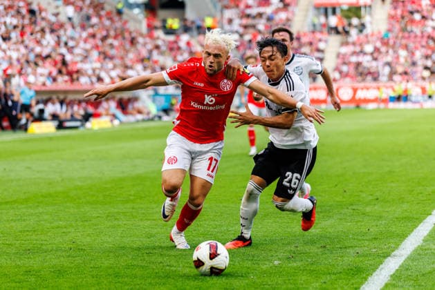MAINZ, GERMANY - SEPTEMBER 12: Benedict Hollerbach (1. FSV Mainz 05, 17) and Keita Kosugi (Eintracht Frankfurt, 26) compete for the ball during the Bundesliga match between 1. FSV Mainz 05 vs. Eintracht Frankfurt at MEWA Arena on matchday 3 of the 1. Bundesliga on September 12, 2026 in Mainz, Germany. DFL REGULATIONS PROHIBIT ANY USE OF PHOTOGRAPHS AS IMAGE SEQUENCES AND OR QUASI-VIDEO. Rhineland-Palatinate Germany Copyright: xStephanxHahnex