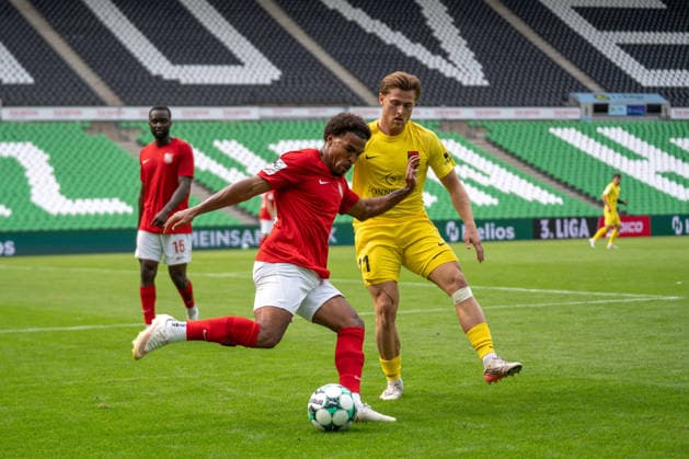 Tim Rossmann, SG Sonnenhof Großaspach, No. 11, against Eric Voufack, TSV Havelse, No. 19, in a tackle; TSV Havelse vs. SG Sonnenhof Großaspach, soccer, 3rd Division, Matchday 5, September 6, 2026, DFB regulations prohibit any use of photographs as image sequences and or quasi-video. Hanover, Lower Saxony, Germany Copyright: xkolbert-press PhilipxZieglerx