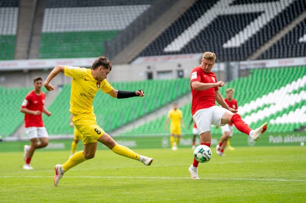 Elias Rahn (SG Sonnenhof Großaspach, 08) sends a cross past Kevin Schumacher (TSV Havelse, 10), TSV Havelse vs. SG Sonnenhof Großaspach, Soccer, 3rd League, Matchday 5, September 6, 2026, DFB regulations prohibit any use of photographs as image sequences and or quasi-video. Hanover, Lower Saxony, Germany Copyright: xkolbert-press PhilipxZieglerx