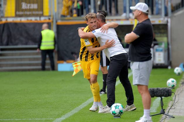 12.09.2026, xsefx, Fußball, Alemannia Aachen SSV Jahn Regensburg, 3.Liga, Südstation, 5. Spieltag, Saison 2026 2027: Torjubel nach dem 1:0 für Alemannia Aachen durch Mika Schroers (Alemannia Aachen 27) - Spieler läuft zum Trainer Cheftrainer Cheftrainer Mersad Selimbegovic (Alemannia Aachen hc) DFB regulations prohibit any use of photographs as image sequences and or quasi-video. Nordrhein-Westfalen Deutschland