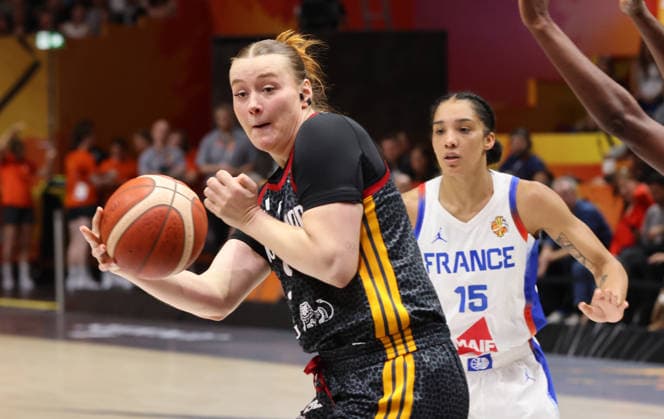 Lina Sontag with the ball, Gabby Williams, one-on-one, game play, action, sports, basketball, FIBA World Cup, Women s World Championship, World Cup, semifinals, 2026–2027 season, December 9, 2026, France (FRA) vs. DBB Germany (GER)