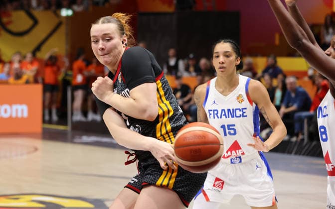 Lina Sontag with the ball, Gabby Williams, one-on-one, game play, action, sports, basketball, FIBA World Cup, Women s World Championship, World Cup, semifinals, 2026–2027 season, December 9, 2026, France (FRA) vs. DBB Germany (GER)