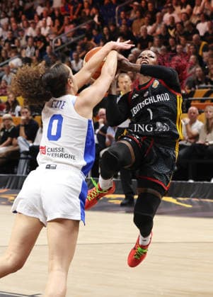 Carla Leite, Alexis Peterson on the ball, defensive duel, game scene, action, sports, basketball, FIBA World Cup, Women s World Championship, World Cup semifinals, 2026–2027 season, December 9, 2026, France (FRA) vs. DBB Germany (GER)
