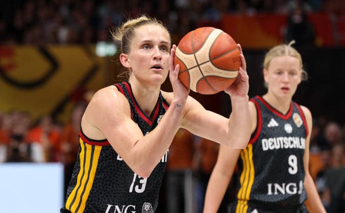 Leonie Fiebich with the ball during a free throw play; upper body; sports; basketball; FIBA World Cup; Women s World Championship; World Cup; semifinals; 2026–2027 season; December 9, 2026; France (FRA) vs. DBB Germany (GER)