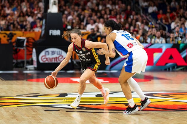 Britta Daub (Germany), No. 19, dribbling; Gabby Williams (France), No. 15; GER, France vs. Germany, Basketball, 2026 FIBA Women’s World Cup, Semifinals, September 12, 2026, Germany, France vs. Germany, Basketball, 2026 FIBA Women’s World Cup, Semifinals, September 12, 2026, Berlin Copyright: xEibner-Pressefoto MaxxVincenx EP_MVN