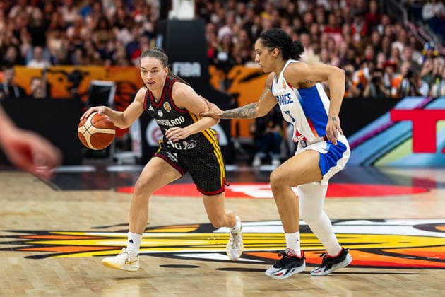 Britta Daub (Germany), No. 19, dribbling; Gabby Williams (France), No. 15; GER, France vs. Germany, Basketball, 2026 FIBA Women’s World Cup, Semifinals, September 12, 2026, Germany, France vs. Germany, Basketball, 2026 FIBA Women’s World Cup, Semifinals, September 12, 2026, Berlin Copyright: xEibner-Pressefoto MaxxVincenx EP_MVN