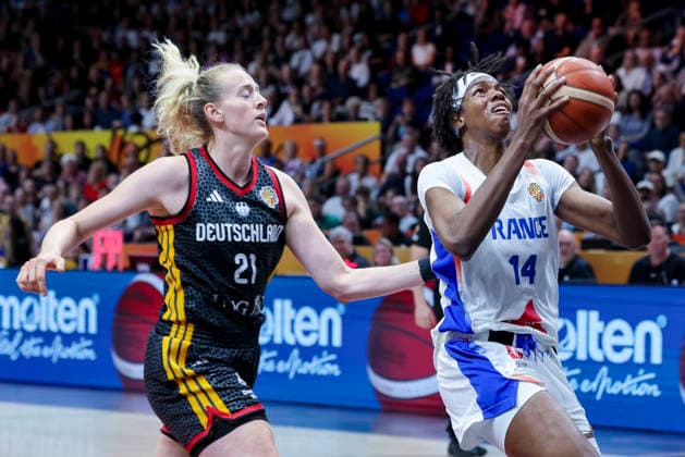 Marie Guelich of Germany and Dominique Malonga of France battle for the ball during the FIBA Women’s Basketball World Cup Germany 2026 semifinal match between France and Germany at the Berlin Arena on September 12, 2026, in Berlin, Germany. Photo by Marco Steinbrenner, DeFodi Images