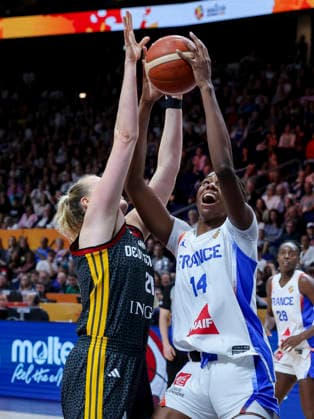Marie Guelich of Germany and Dominique Malonga of France battle for the ball during the FIBA Women’s Basketball World Cup Germany 2026 semifinal match between France and Germany at the Berlin Arena on September 12, 2026, in Berlin, Germany. Photo by Marco Steinbrenner, DeFodi Images