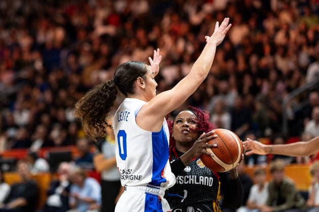Alexis Peterson (Germany), No. 01 dribbling, Carla Leite (France), No. 00, GER, France vs. Germany, Basketball, 2026 FIBA Women s World Cup, Semifinal, September 12, 2026, GER, France vs. Germany, Basketball, 2026 FIBA Women’s World Cup, Semifinal, September 12, 2026, Berlin Copyright: xEibner-Pressefoto MaxxVincenx EP_MVN