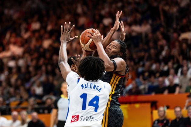 Nyara Sabally (Germany, No. 8) in a one-on-one battle for the ball with Valeriane Ayayi (France, No. 11) and Dominique Malonga (France, No. 14), France vs. Germany, Basketball, FIBA Women’s World Cup 2026, Semifinals, September 12, 2026, GER, France vs. Germany, Basketball, FIBA Women’s World Cup 2026, Semifinals, September 12, 2026, Berlin Copyright: xEibner-Pressefoto MaxxVincenx EP_MVN