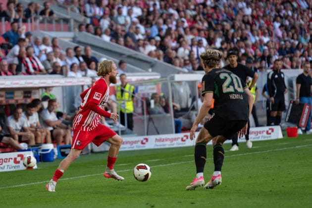 12.09.2026, xjyhynx, Fussball 1.Bundesliga, SC Freiburg - Borussia Mönchengladbach v.l., Dribbling von Niklas Beste (19, SC Freiburg) gegen David Herold (20, Borussia Mönchengladbach) (DFL DFB REGULATIONS PROHIBIT ANY USE OF PHOTOGRAPHS as IMAGE SEQUENCES and or QUASI-VIDEO) Freiburg *** September 12, 2026, xjyhynx, Soccer 1st Bundesliga, SC Freiburg vs. Borussia Mönchengladbach, Dribble by Niklas Beste (19) against David Herold (20), Borussia Mönchengladbach DFL DFB REGULATIONS PROHIBIT ANY USE OF PHOTOGRAPHS as IMAGE SEQUENCES and or QUASI-VIDEO Freiburg