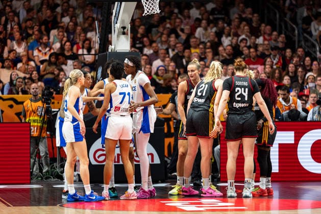 French team in a huddle, German team in a huddle, Marine Johannes (France), 23, Gabby Williams (France), 15, Leila Lacan (France), 71, Dominique Malonga (France), 14, Leonie Fiebich (Germany), 13, Marie Guelich (Germany), 21, Lina Sontag (Germany), 24, Alexis Peterson (Germany), 01, GER, France vs. Germany, basketball, 2026 FIBA Women’s World Cup, semifinals, September 12, 2026, GER, France vs. Germany, basketball, 2026 FIBA Women’s World Cup, semifinals, September 12, 2026, Berlin Copyright: xEibner-Pressefoto MaxxVincenx EP_MVN