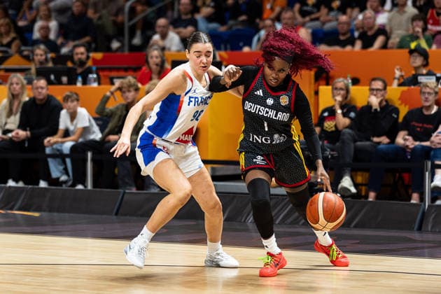 Alexis Peterson (Germany), No. 01 dribbling past Pauline Astier (France), 98, GER, France vs. Germany, Basketball, 2026 FIBA Women s World Cup, Semifinals, September 12, 2026, GER, France vs. Germany, Basketball, 2026 FIBA Women s World Cup, Semifinals, September 12, 2026, Berlin Copyright: xEibner-Pressefoto MaxxVincenx EP_MVN