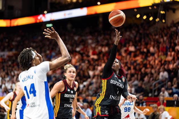 Alexis Peterson (Germany), No. 01, making a layup; Dominique Malonga (France), No. 14; GER, France vs. Germany, Basketball, 2026 FIBA Women’s World Cup, Semifinal, September 12, 2026, GER, France vs. Germany, Basketball, 2026 FIBA Women’s World Cup, Semifinal, September 12, 2026, Berlin Copyright: xEibner-Pressefoto MaxxVincenx EP_MVN